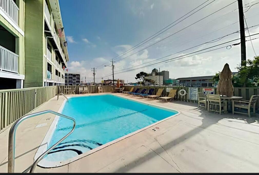 Cozy Beach Condo Sleeps 6 Pool Каролина Бийч Екстериор снимка